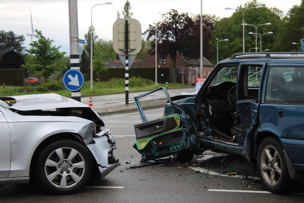 Persoon bekneld na ernstig ongeval op kruising