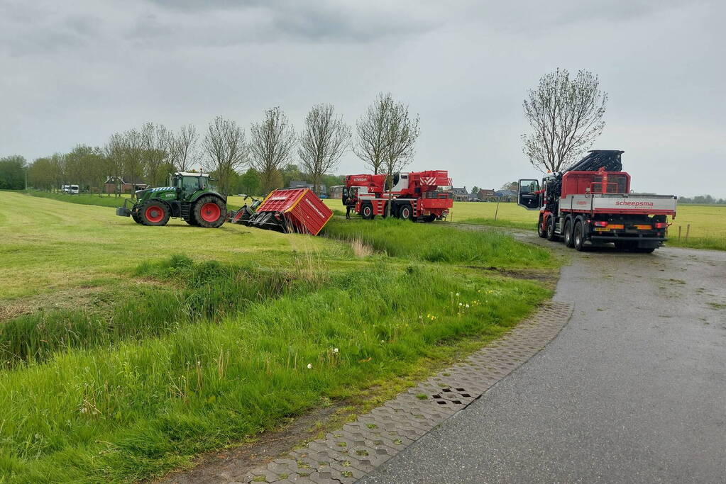 Tractor belandt in sloot tijdens werkzaamheden