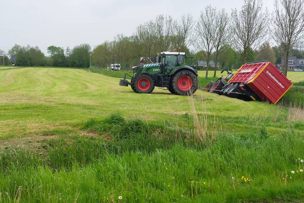 Tractor belandt in sloot tijdens werkzaamheden