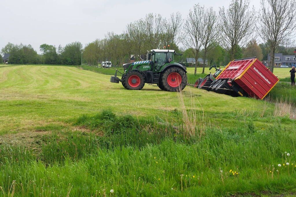 Tractor belandt in sloot tijdens werkzaamheden