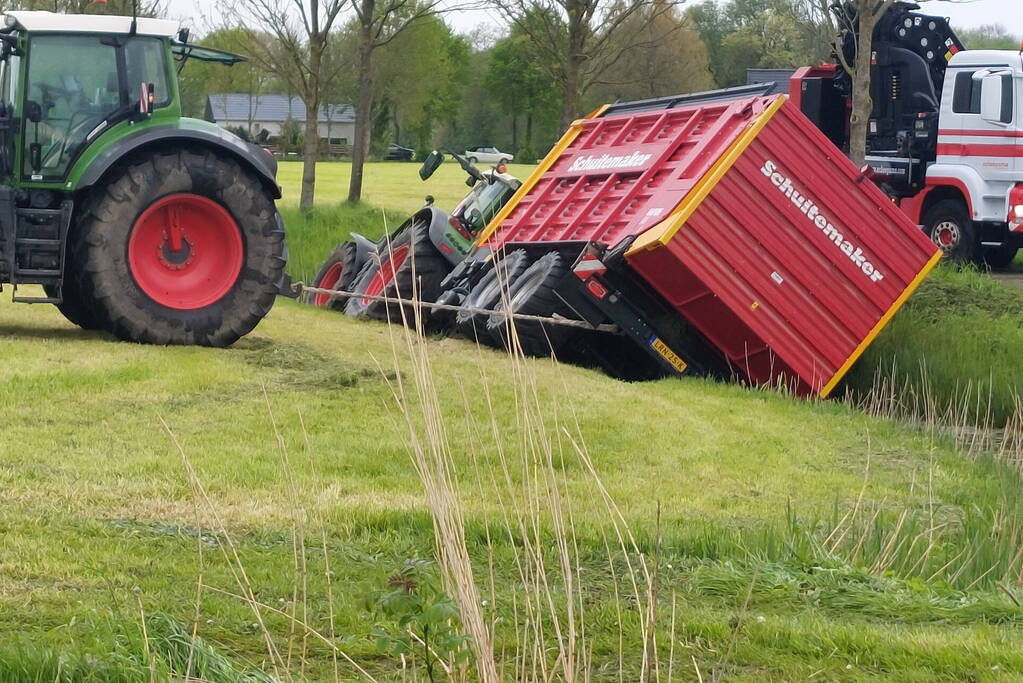 Tractor belandt in sloot tijdens werkzaamheden