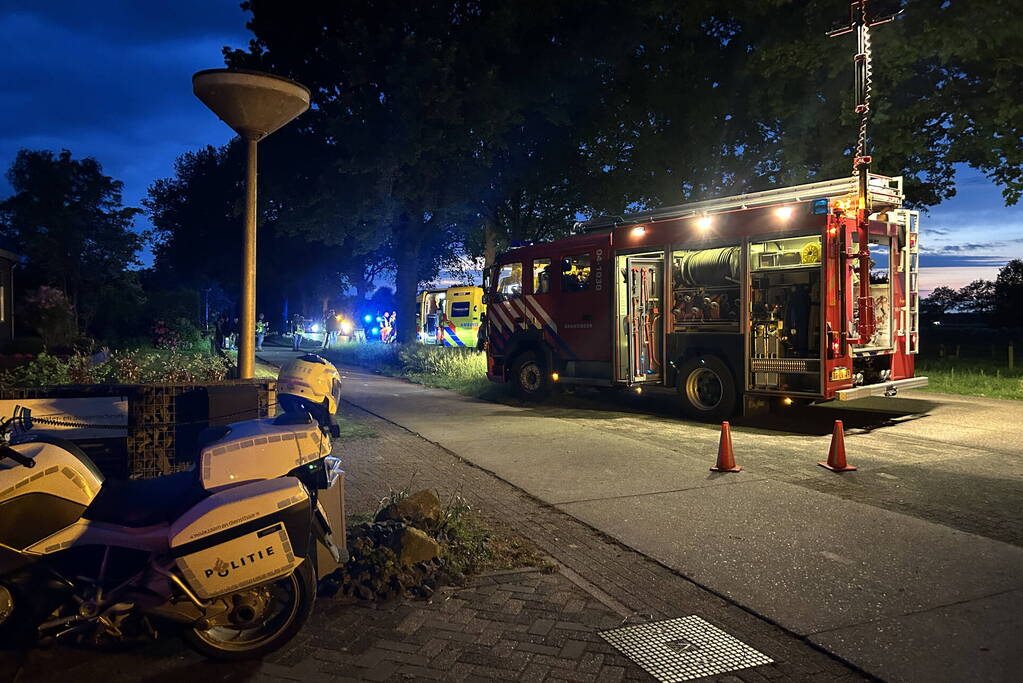 Automobilist bekneld na botsing met boom