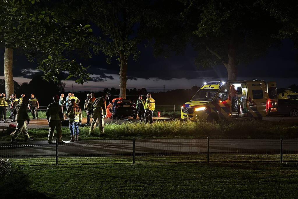 Automobilist bekneld na botsing met boom