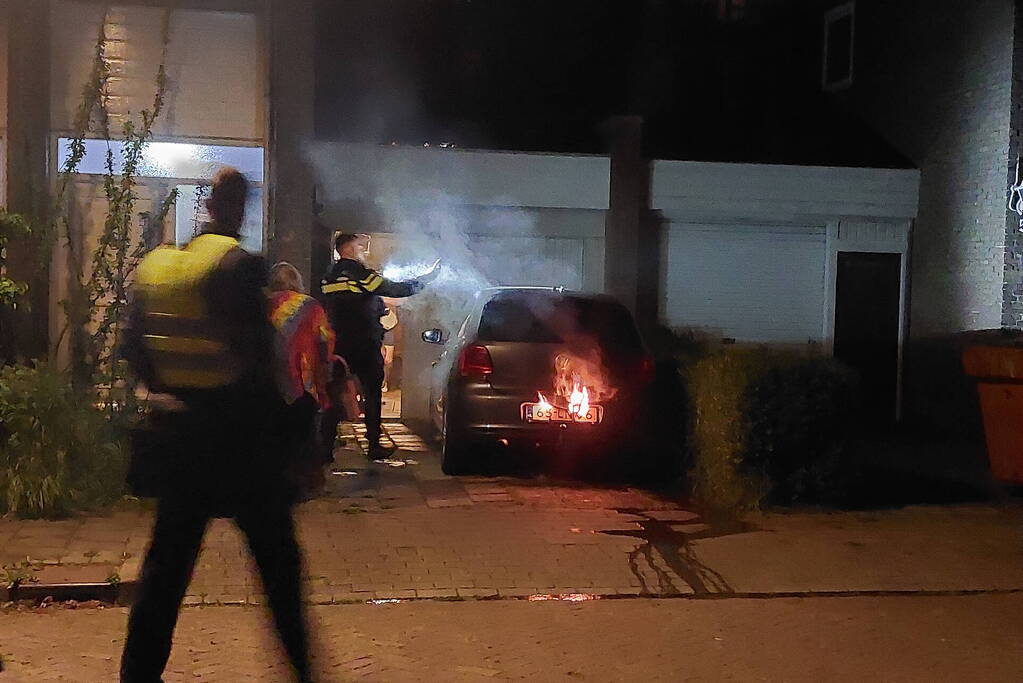 Auto vat vlam door vuurwerk