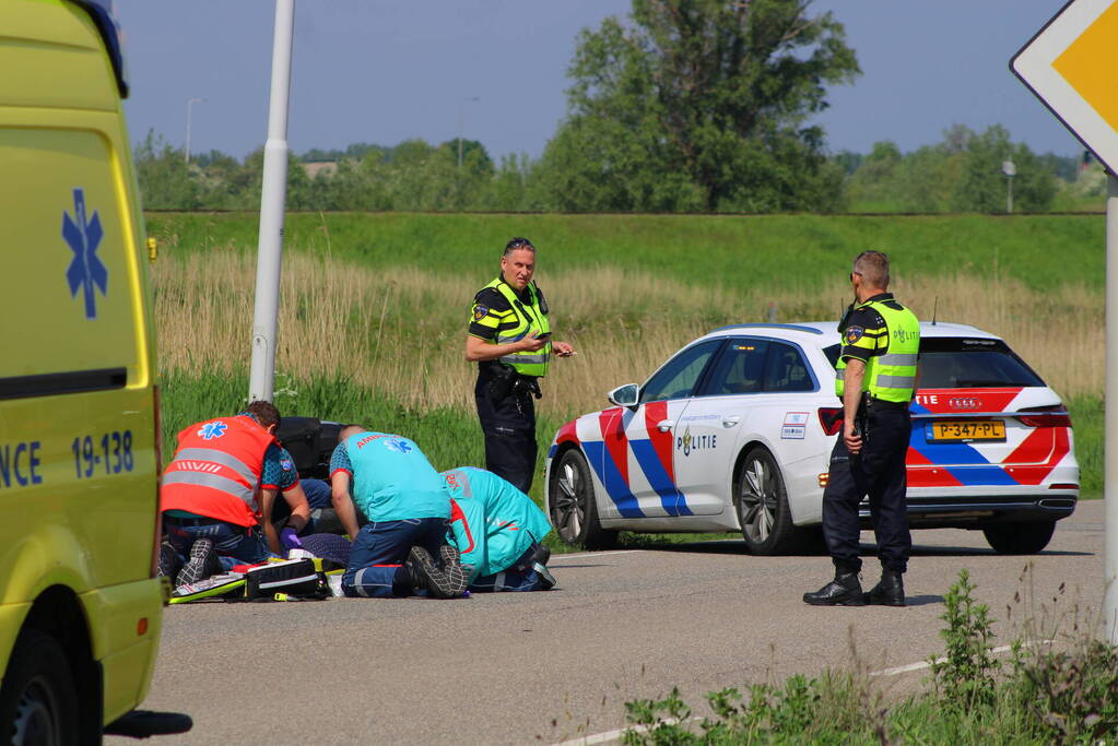 Motorrijders onderuit voor ambulancepost