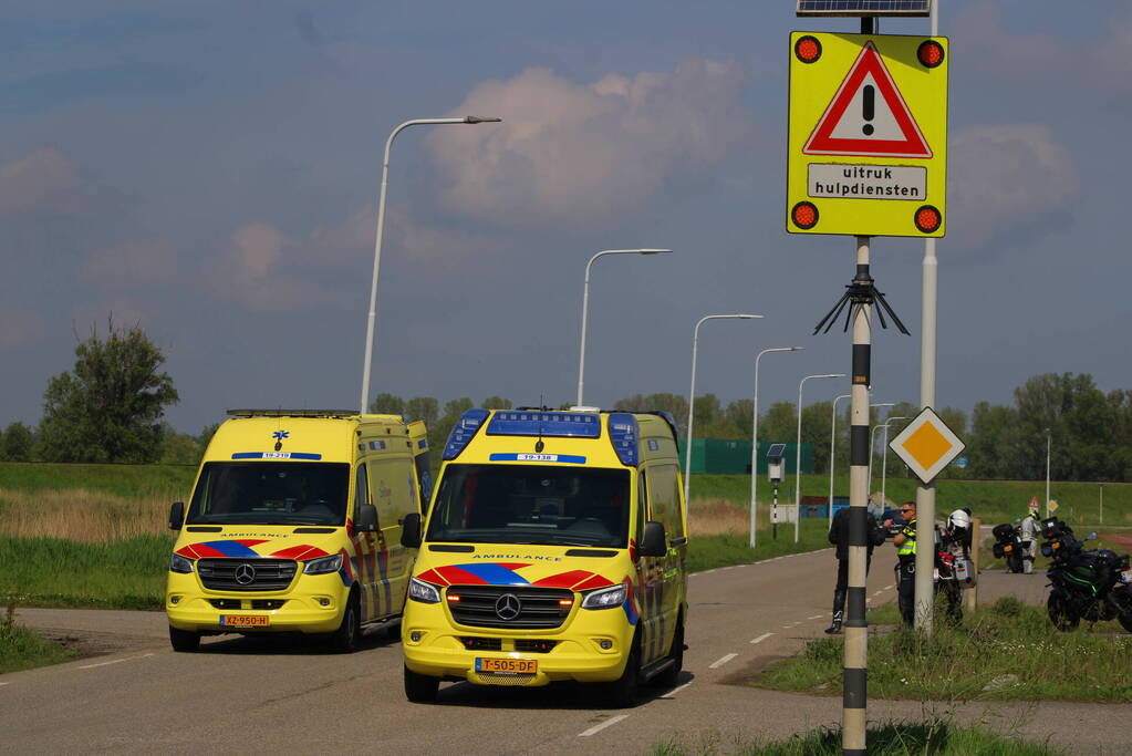 Motorrijders onderuit voor ambulancepost