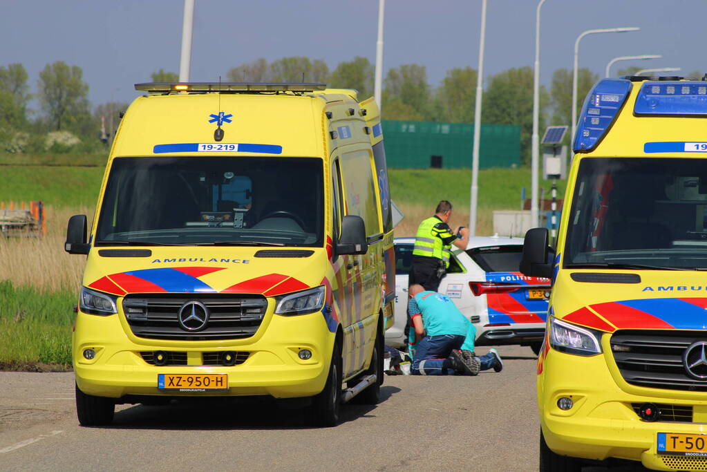 Motorrijders onderuit voor ambulancepost