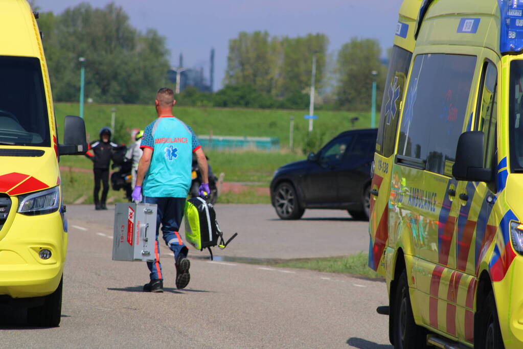 Motorrijders onderuit voor ambulancepost