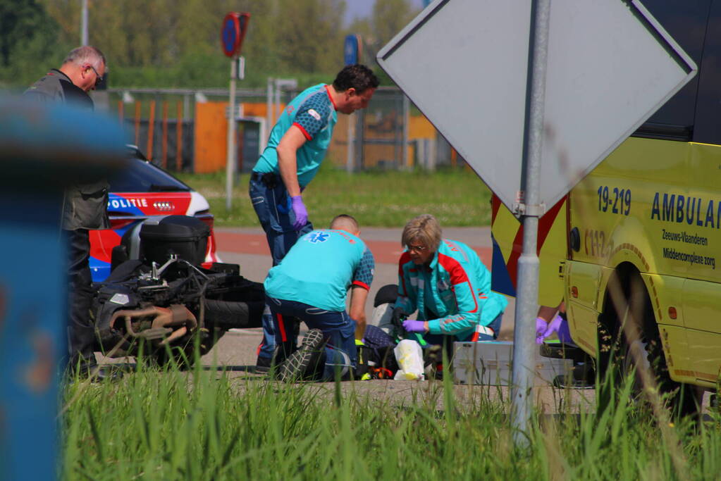 Motorrijders onderuit voor ambulancepost