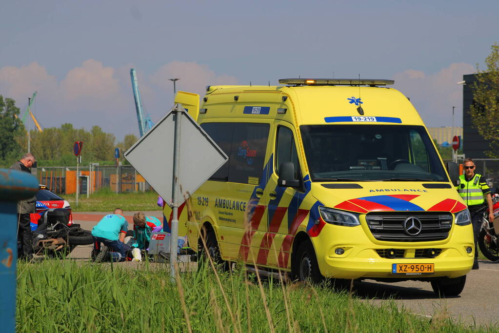 Motorrijders onderuit voor ambulancepost