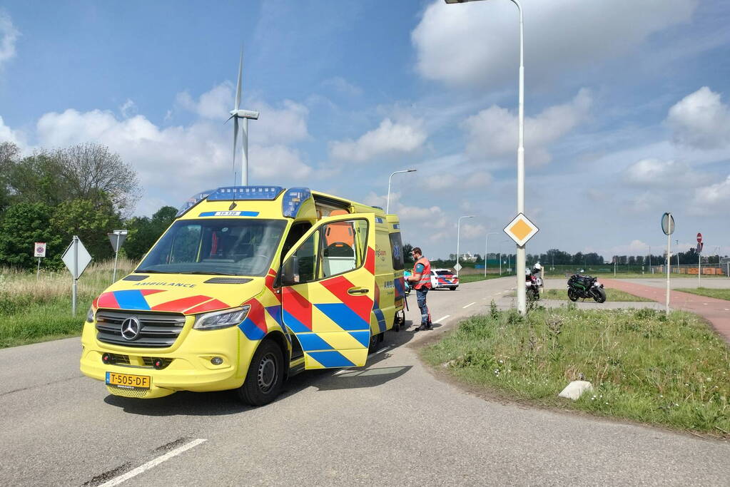 Motorrijders onderuit voor ambulancepost