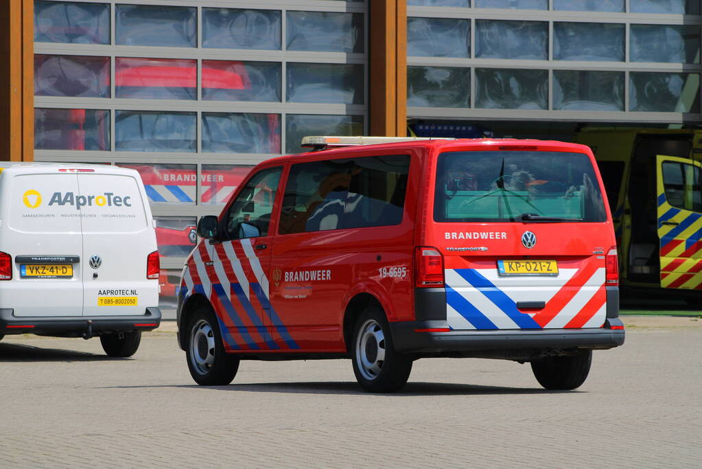 Motorrijders onderuit voor ambulancepost