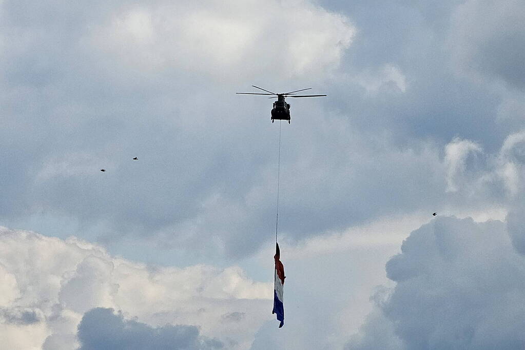 Luchtmacht vlieg met Chinook en Nederlandse vlag over stad der bevrijding