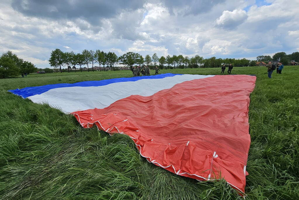 Luchtmacht vlieg met Chinook en Nederlandse vlag over stad der bevrijding