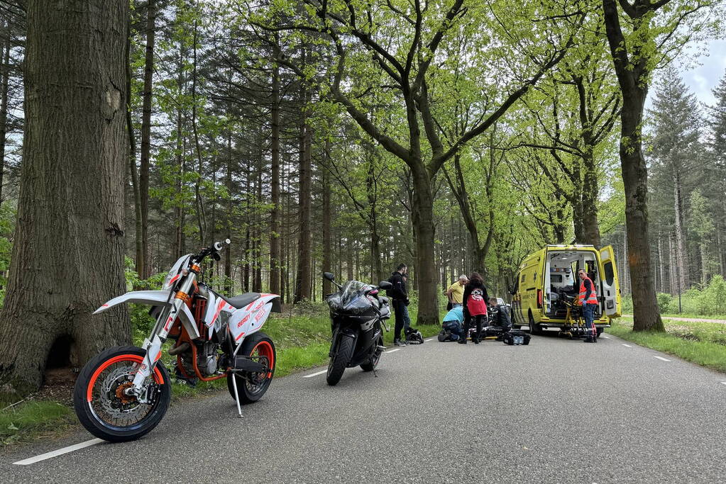 Bijrijder valt van motor