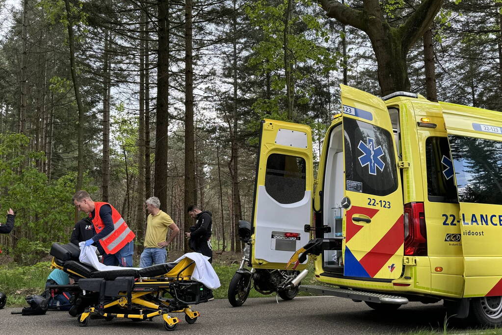 Bijrijder valt van motor