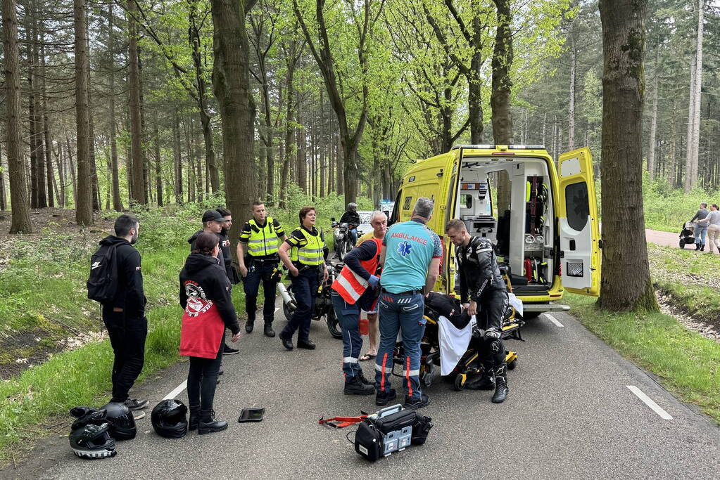 Bijrijder valt van motor