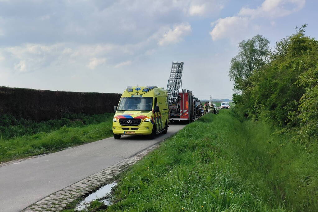 Scootmobielrijder wordt uit sloot gered