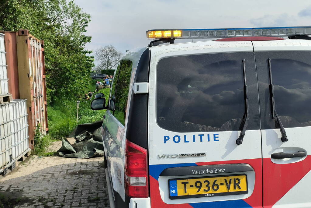 Scootmobielrijder wordt uit sloot gered