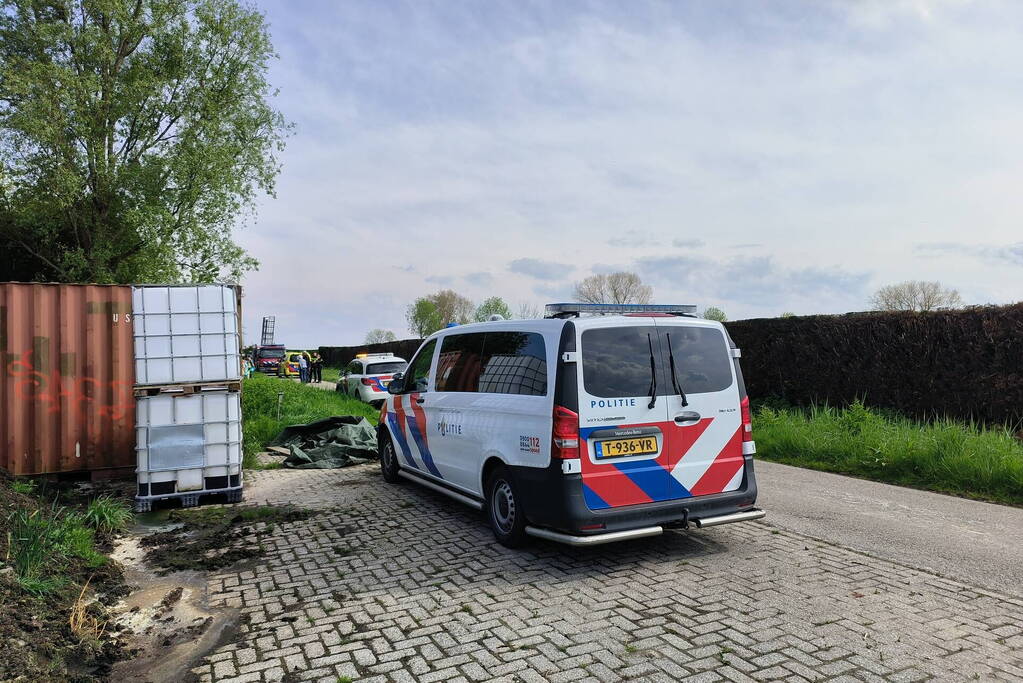 Scootmobielrijder wordt uit sloot gered