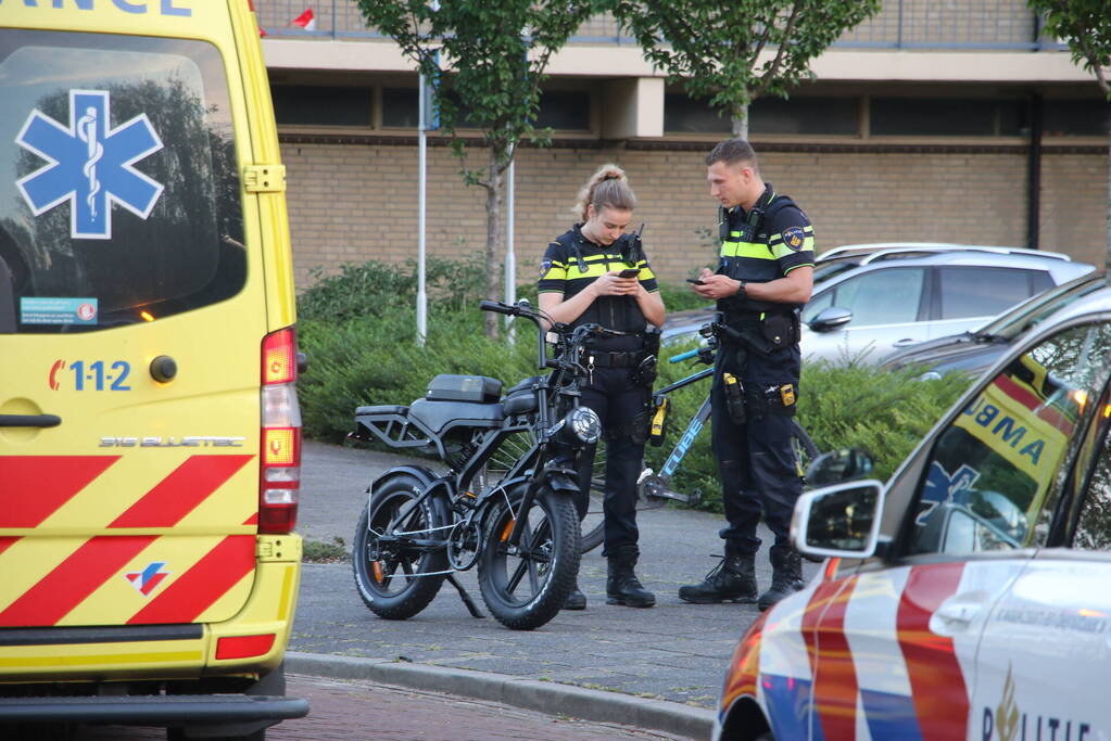 Automobilist en persoon op fatbike in botsing