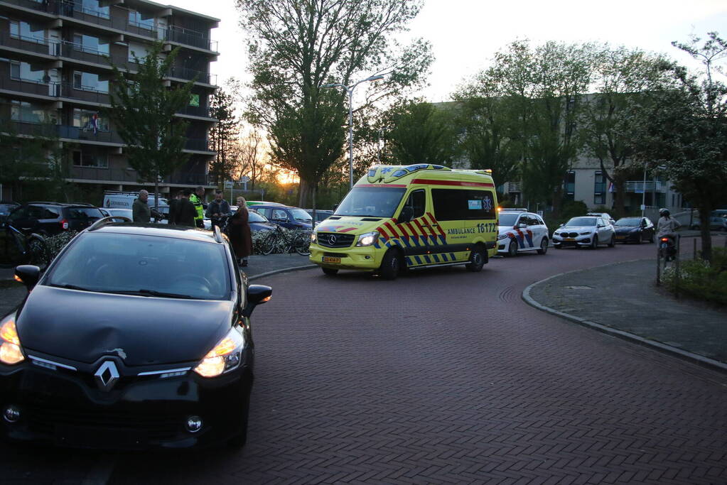 Automobilist en persoon op fatbike in botsing