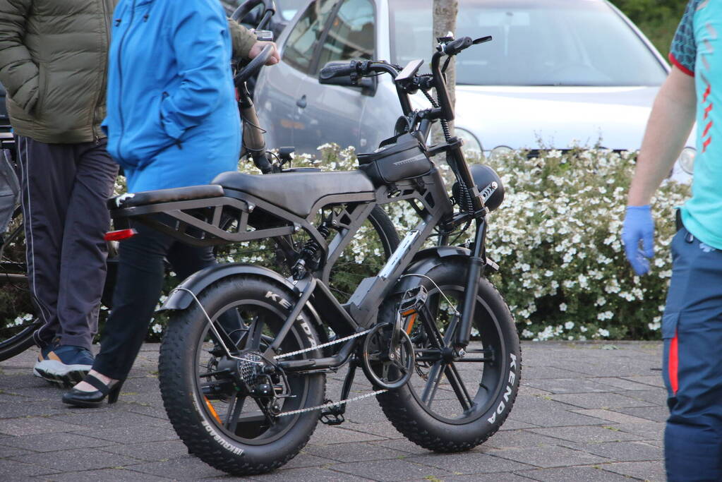 Automobilist en persoon op fatbike in botsing