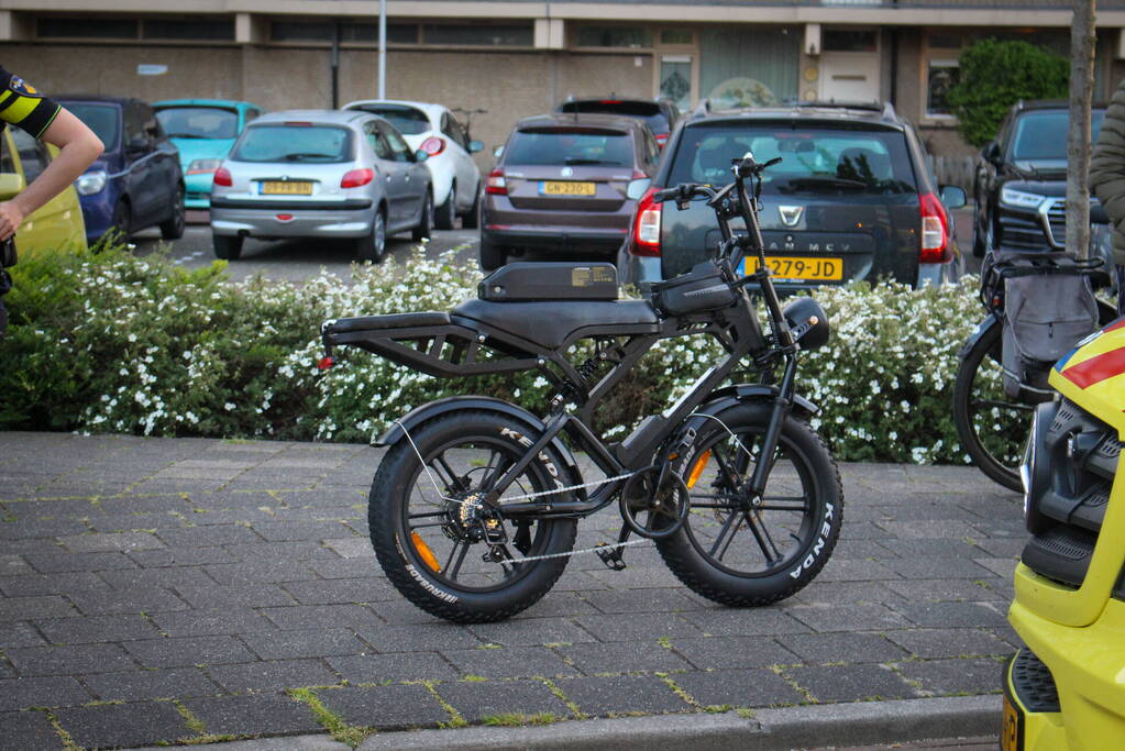 Automobilist en persoon op fatbike in botsing