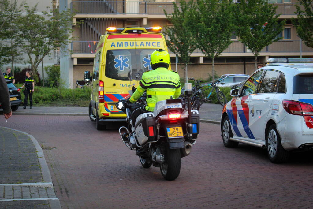 Automobilist en persoon op fatbike in botsing