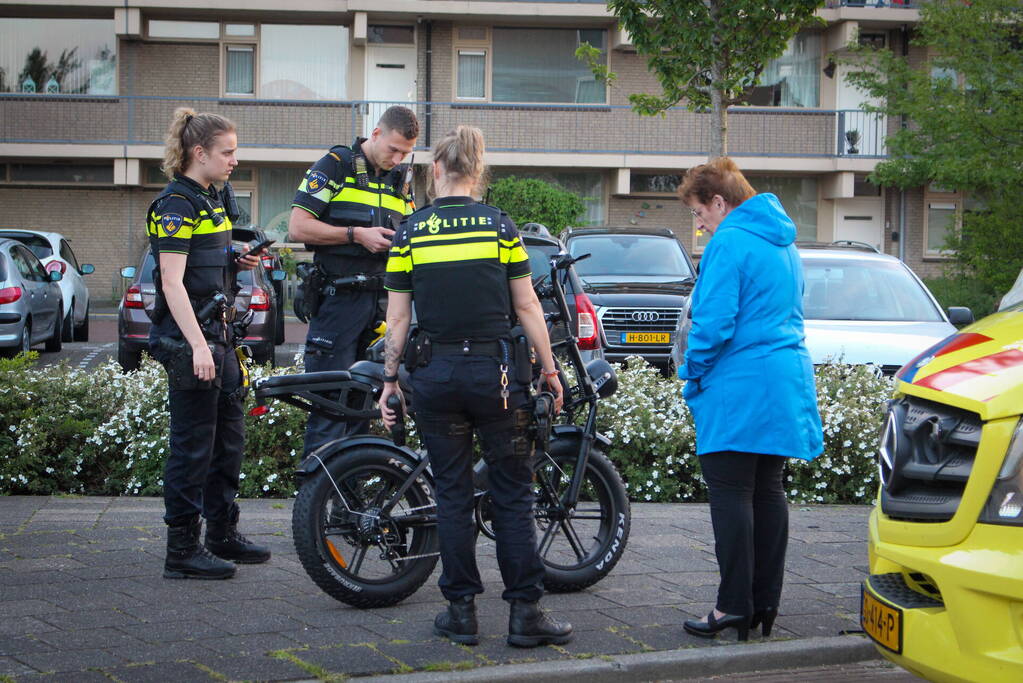 Automobilist en persoon op fatbike in botsing