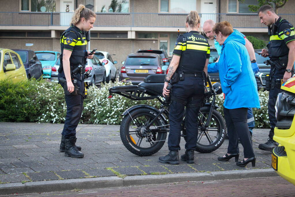 Automobilist en persoon op fatbike in botsing