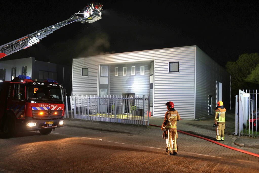 Grote brand in bedrijfsgebouw