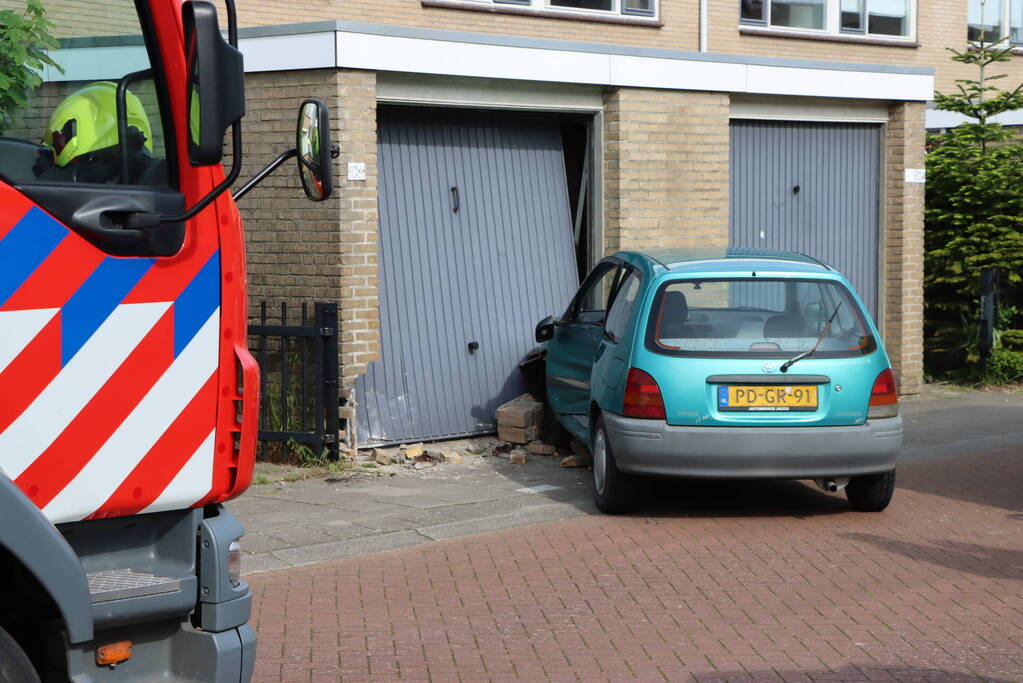 Automobilist belandt tegen garagedeur na aanrijding met bestelbus