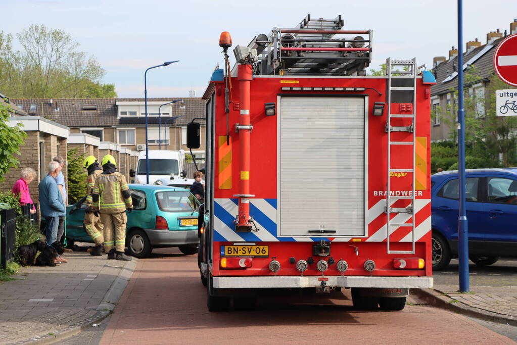 Automobilist belandt tegen garagedeur na aanrijding met bestelbus