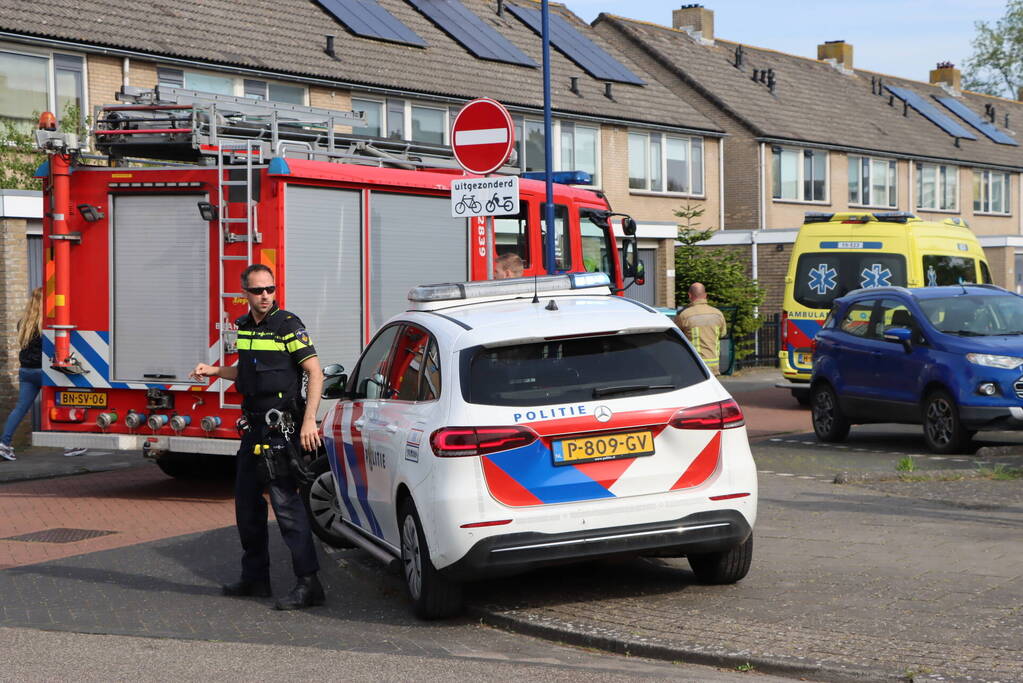 Automobilist belandt tegen garagedeur na aanrijding met bestelbus