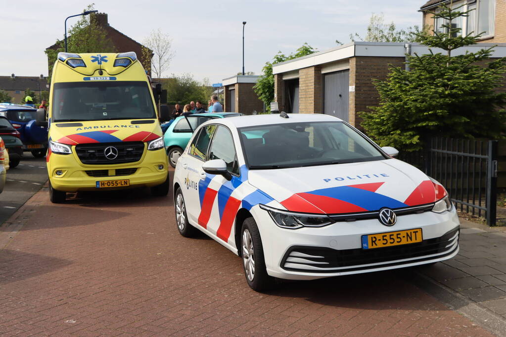 Automobilist belandt tegen garagedeur na aanrijding met bestelbus