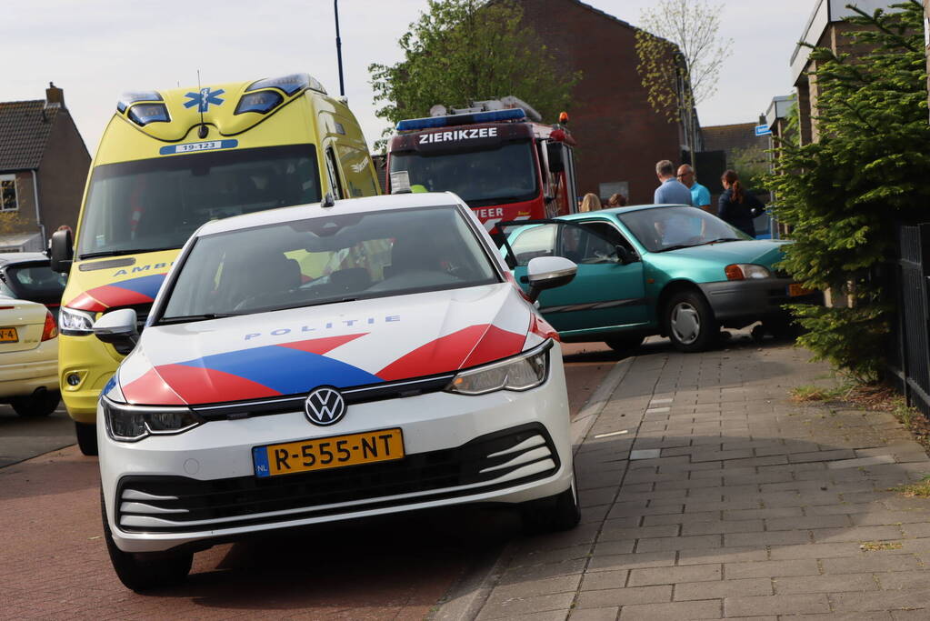 Automobilist belandt tegen garagedeur na aanrijding met bestelbus