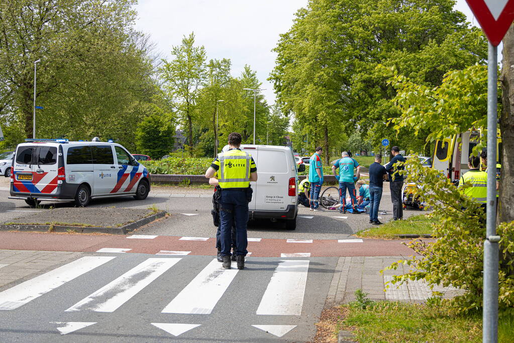 Fietsster aangereden op rotonde