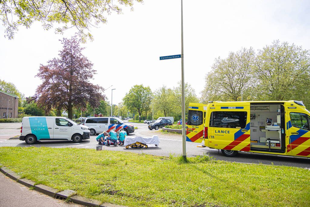 Fietsster aangereden op rotonde