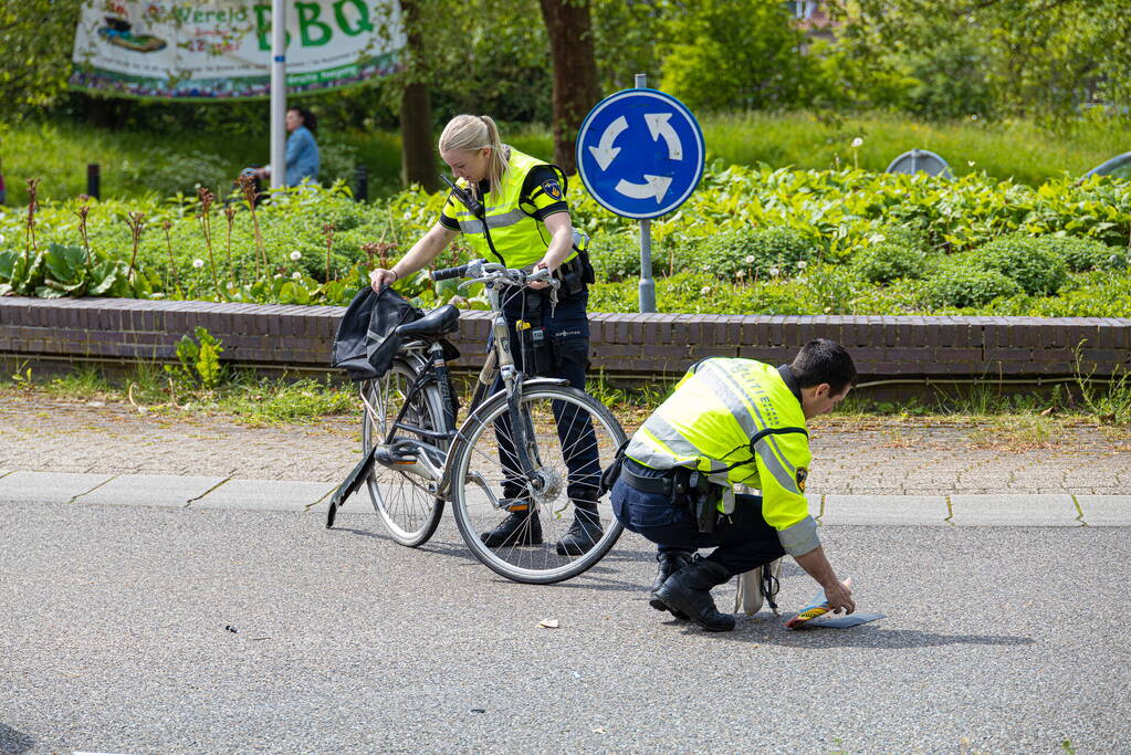 Fietsster aangereden op rotonde