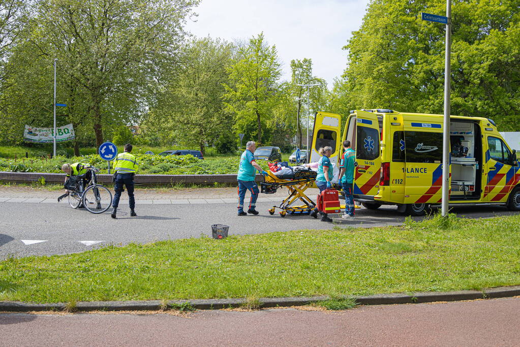 Fietsster aangereden op rotonde