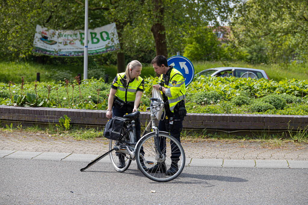 Fietsster aangereden op rotonde