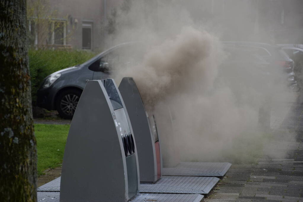 Fikse rookontwikkeling bij brand in textiel container