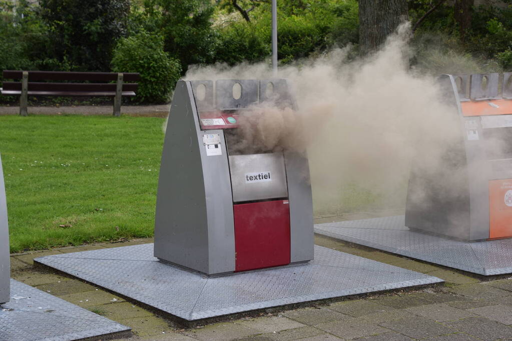 Fikse rookontwikkeling bij brand in textiel container