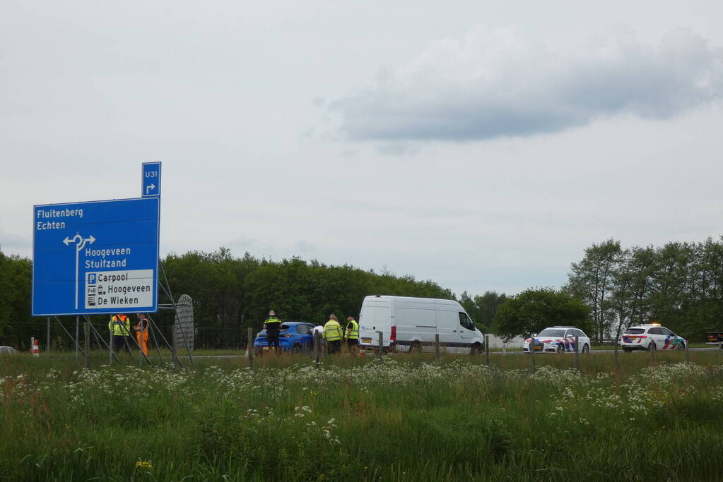 Automobilist klapt achterop bestelbus