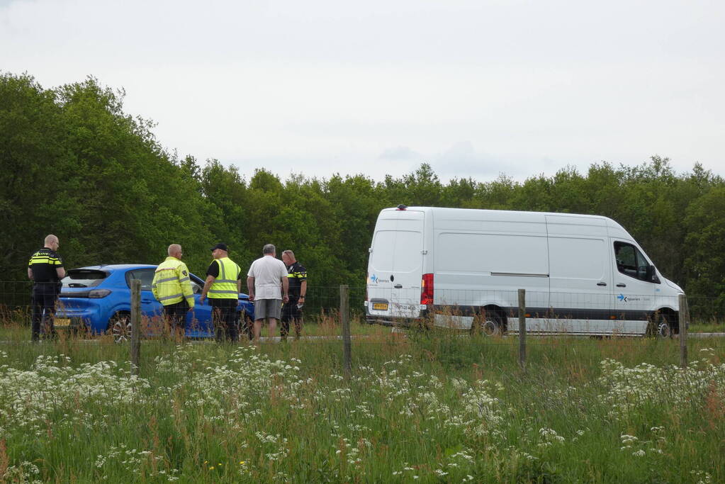 Automobilist klapt achterop bestelbus