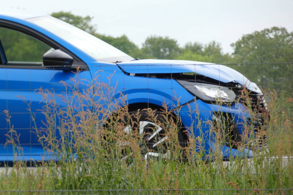 Automobilist klapt achterop bestelbus