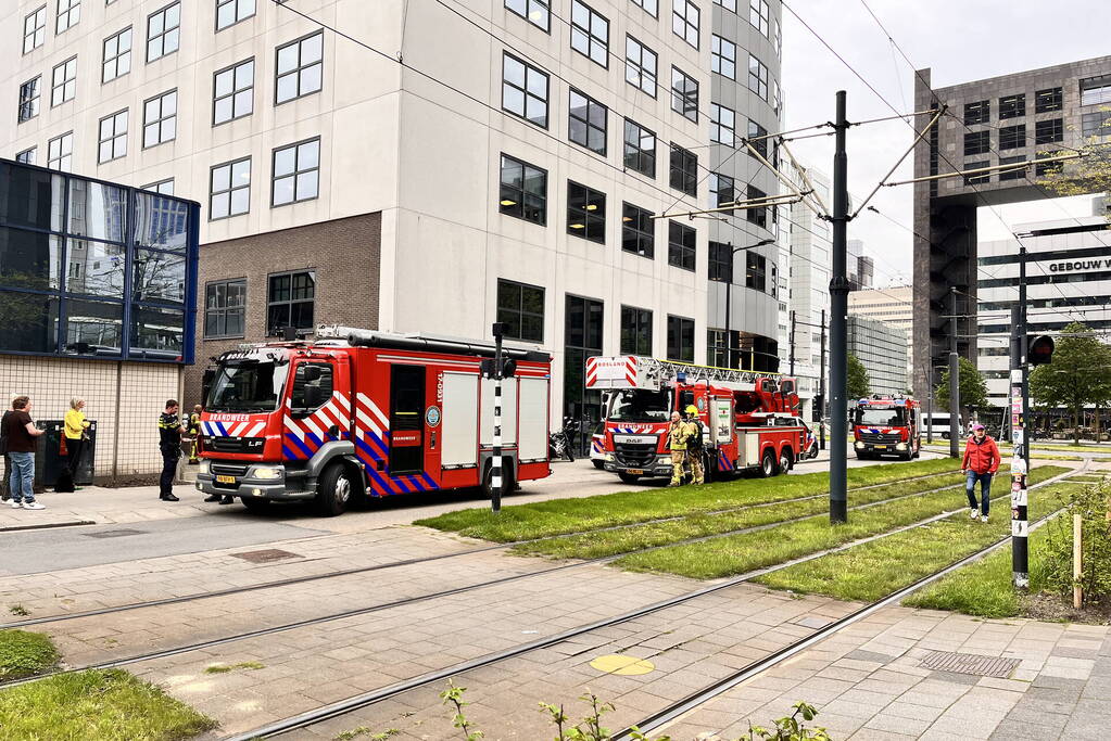 Brandweer onderzoekt rookontwikkeling in fietsenhok