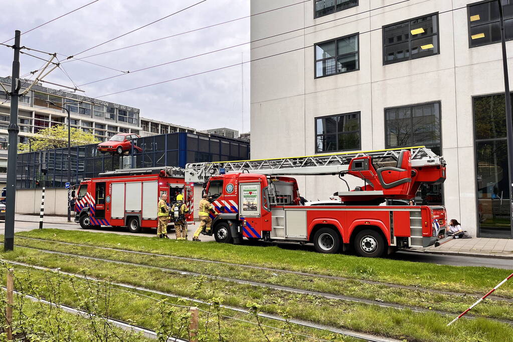 Brandweer onderzoekt rookontwikkeling in fietsenhok