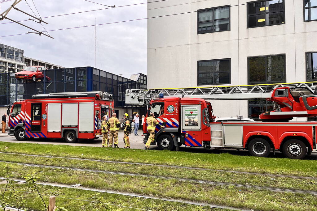 Brandweer onderzoekt rookontwikkeling in fietsenhok